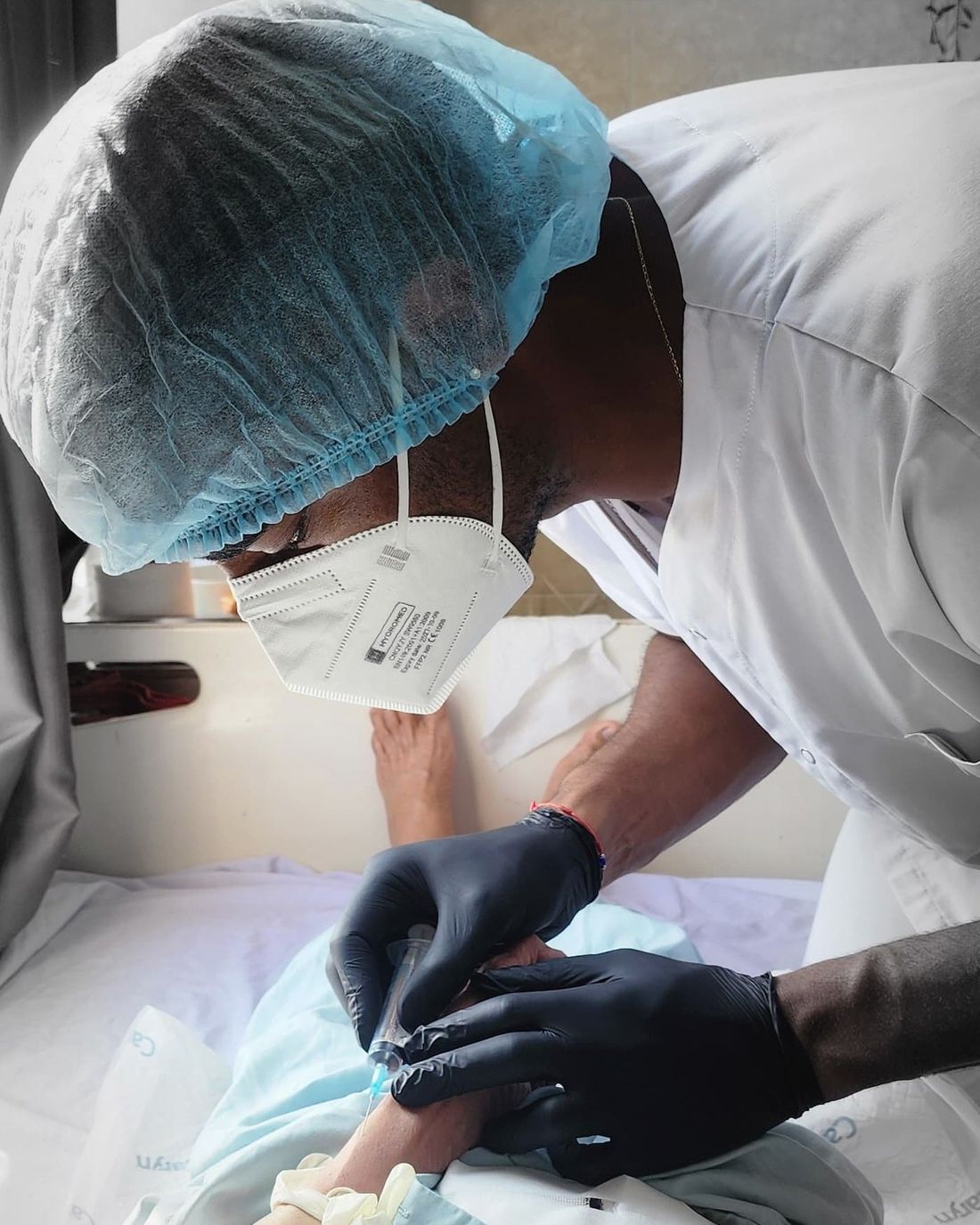 Soignant prodiguant des soins avec attention à un patient