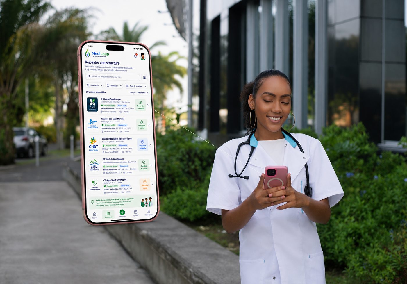 Soignante consultant l'application MediLoup pour rejoindre une structure sur son smartphone