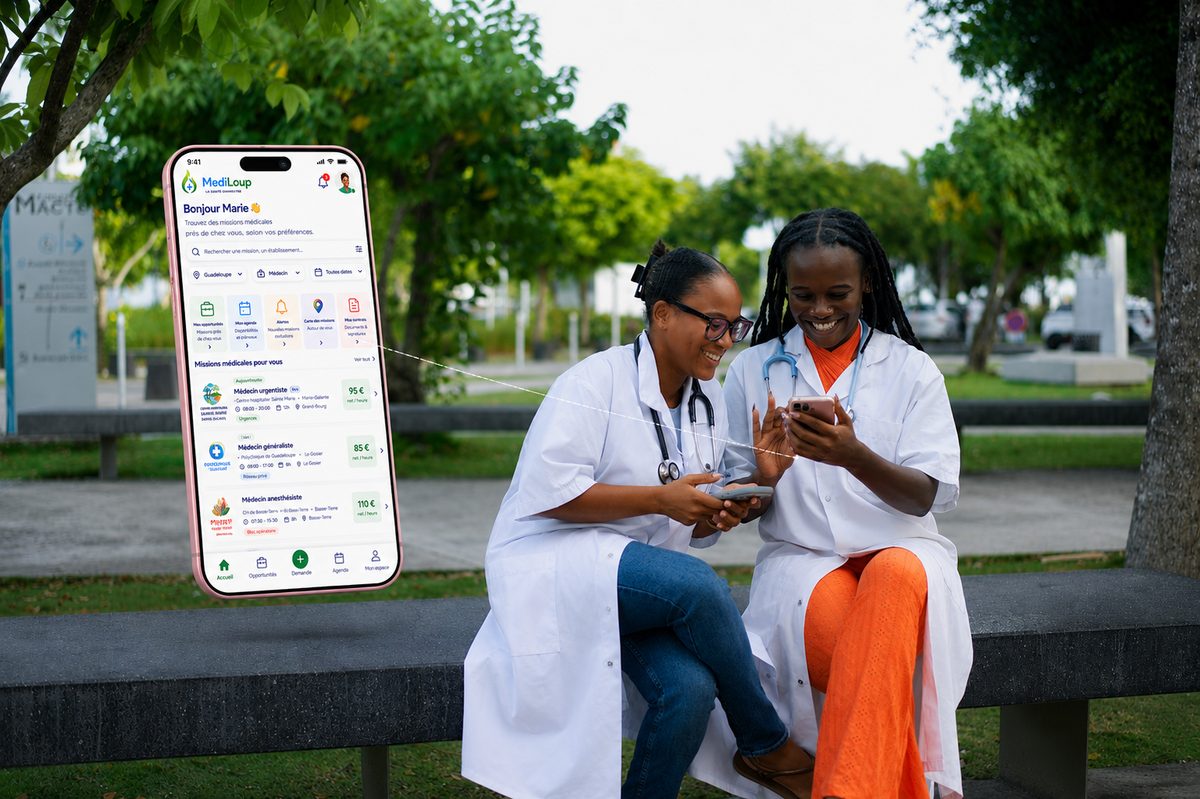 Application MediLoup soignant, missions médicales consultées sur smartphone par deux soignantes