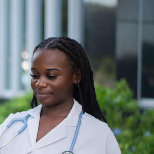 Soignante consultant sereinement l'application MediLoup sur son smartphone