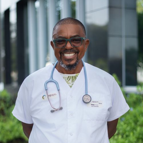Infirmier souriant en blouse blanche avec stéthoscope